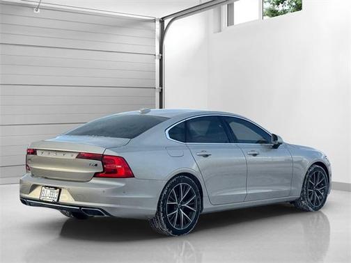 2017 Volvo S90 T6 Momentum