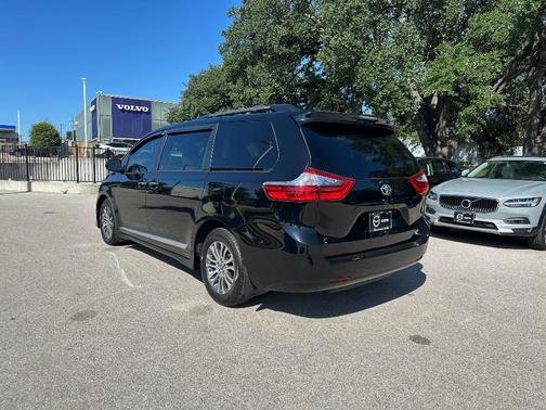 2020 Toyota Sienna XLE Premium