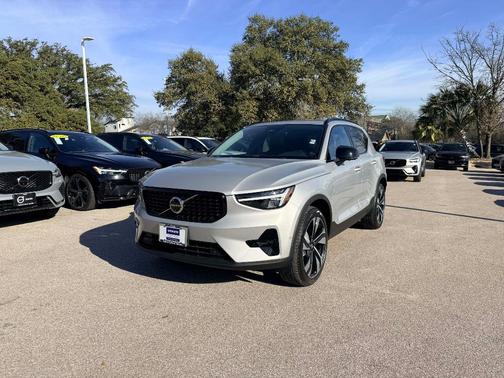 2025 Volvo XC40 B5 Plus Dark Theme