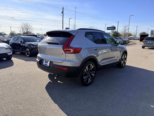 2025 Volvo XC40 B5 Plus Dark Theme