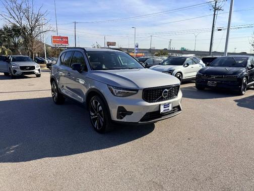 2025 Volvo XC40 B5 Plus Dark Theme