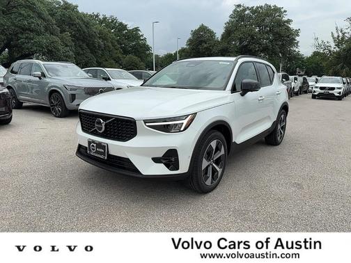 2025 Volvo XC40 B5 Plus Dark Theme