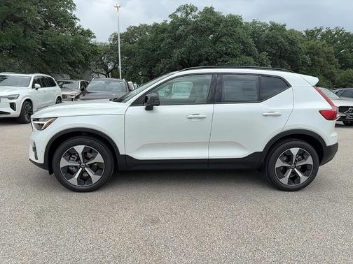2025 Volvo XC40 B5 Plus Dark Theme