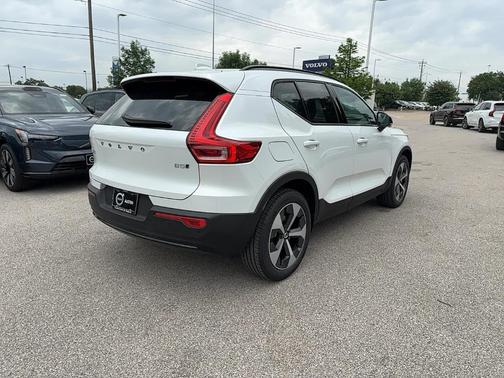 2025 Volvo XC40 B5 Plus Dark Theme