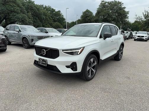 2025 Volvo XC40 B5 Plus Dark Theme