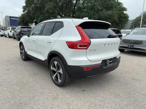 2025 Volvo XC40 B5 Plus Dark Theme
