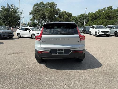 2021 Volvo XC40 T5 R-Design