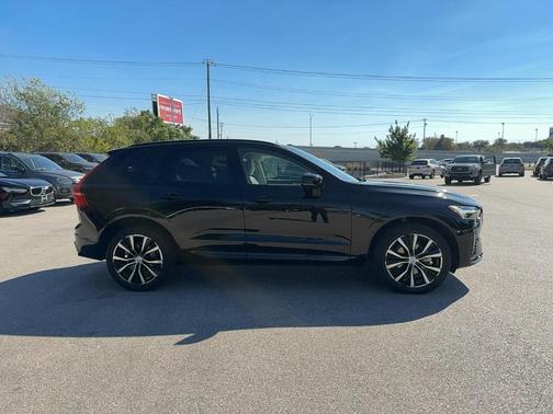 2023 Volvo XC60 B5 Plus Dark Theme