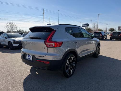 2025 Volvo XC40 B5 Plus Dark Theme