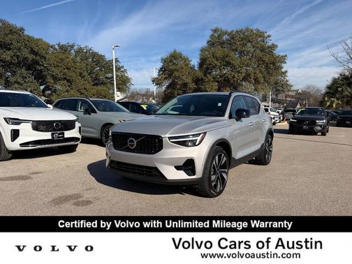 2025 Volvo XC40 B5 Plus Dark Theme