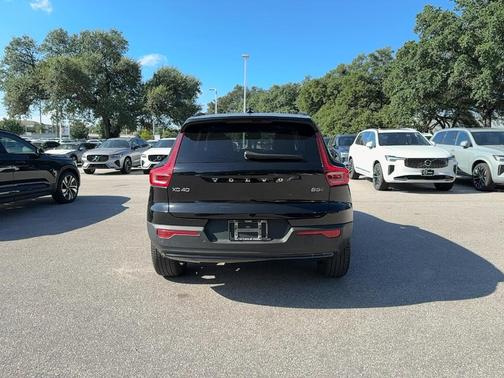 2025 Volvo XC40 B5 Plus Dark Theme