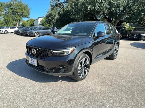 2025 Volvo XC40 B5 Plus Dark Theme