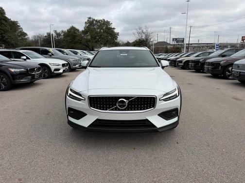 2026 Volvo V60 Cross Country B5 Plus