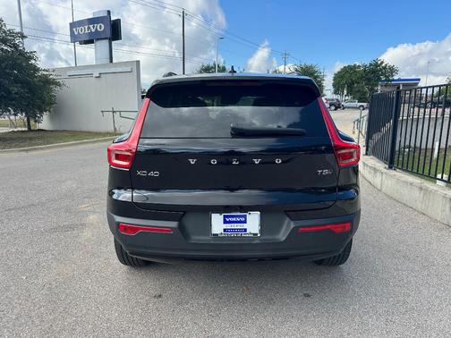 2022 Volvo XC40 T5 R-Design