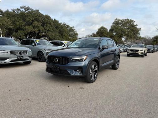 2026 Volvo XC40 B5 Plus