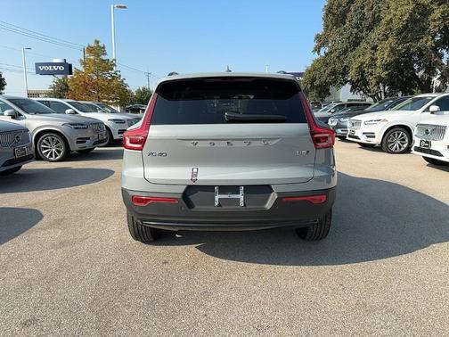 2025 Volvo XC40 B5 Plus Dark Theme