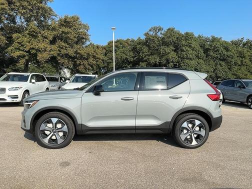 2025 Volvo XC40 B5 Plus Dark Theme