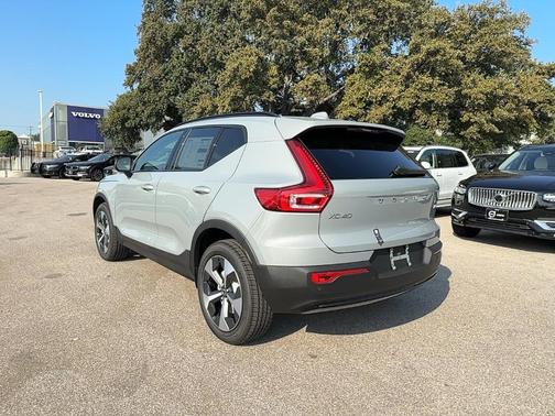 2025 Volvo XC40 B5 Plus Dark Theme