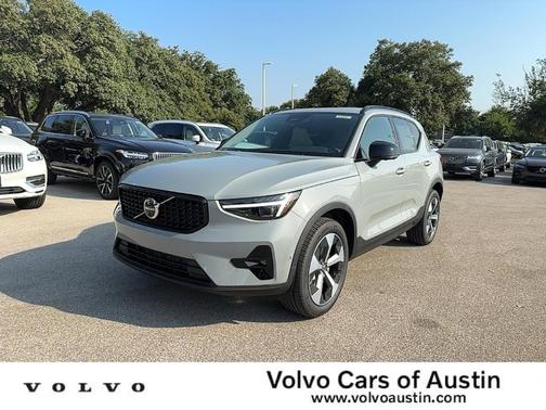 2025 Volvo XC40 B5 Plus Dark Theme