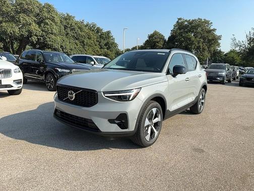 2025 Volvo XC40 B5 Plus Dark Theme