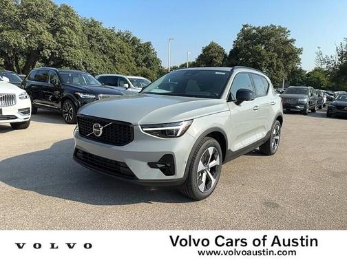 2025 Volvo XC40 B5 Plus Dark Theme