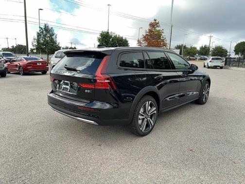 2025 Volvo V60 Cross Country B5 Plus