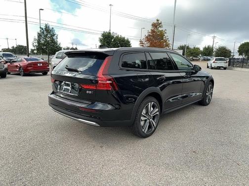 2025 Volvo V60 Cross Country B5 Plus