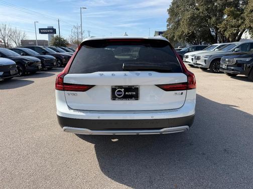 2025 Volvo V90 Cross Country B6 Plus