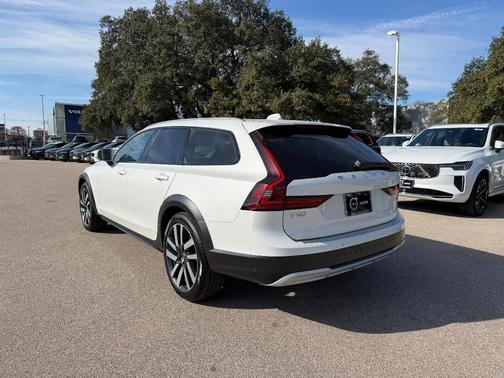 2025 Volvo V90 Cross Country B6 Plus