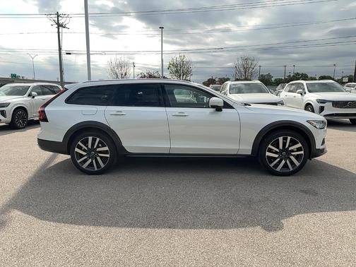 2025 Volvo V90 Cross Country B6 Plus