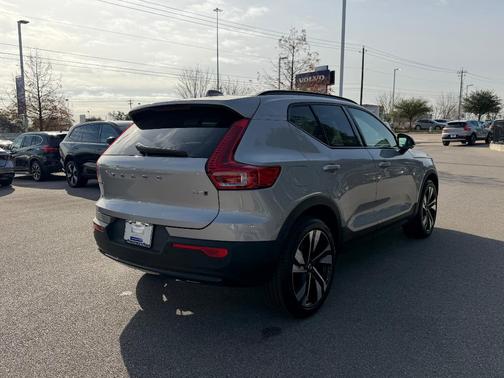 2025 Volvo XC40 B5 Plus Dark Theme