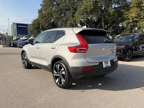 2025 Volvo XC40 B5 Plus Dark Theme