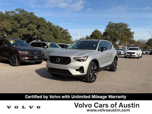 2025 Volvo XC40 B5 Plus Dark Theme