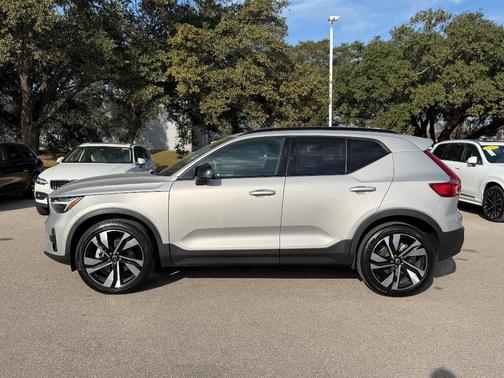 2025 Volvo XC40 B5 Plus Dark Theme