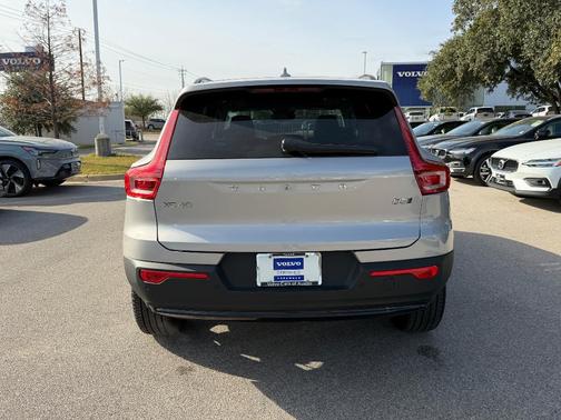 2025 Volvo XC40 B5 Plus Dark Theme