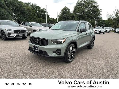 2025 Volvo XC40 B5 Plus Dark Theme