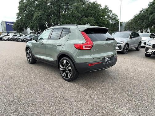 2025 Volvo XC40 B5 Plus Dark Theme