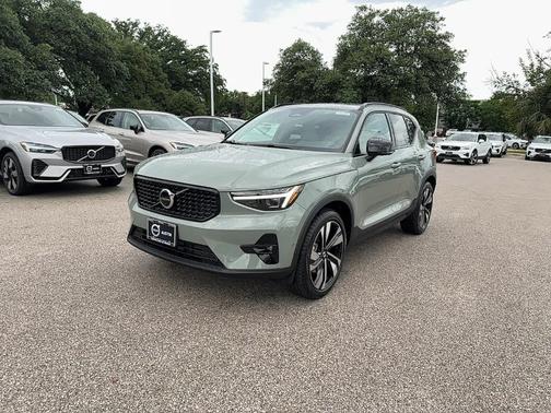 2025 Volvo XC40 B5 Plus Dark Theme