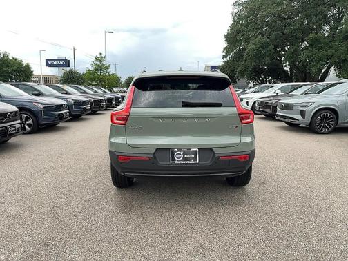2025 Volvo XC40 B5 Plus Dark Theme