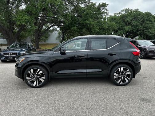 2025 Volvo XC40 B5 Ultra Bright Theme