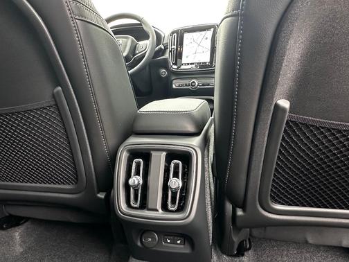 2025 Volvo XC40 B5 Ultra Bright Theme