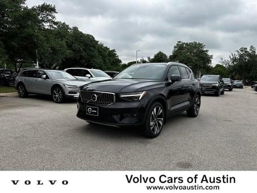 2025 Volvo XC40 B5 Ultra Bright Theme