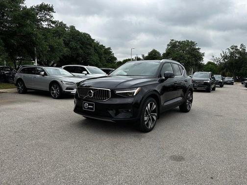 2025 Volvo XC40 B5 Ultra Bright Theme