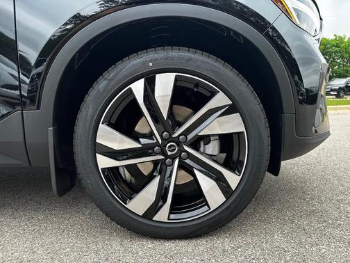 2025 Volvo XC40 B5 Ultra Bright Theme