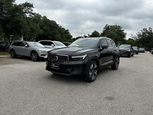 2025 Volvo XC40 B5 Ultra Bright Theme