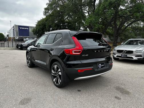 2025 Volvo XC40 B5 Ultra Bright Theme