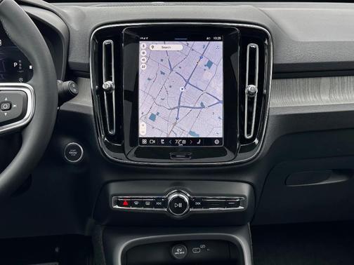 2025 Volvo XC40 B5 Ultra Bright Theme