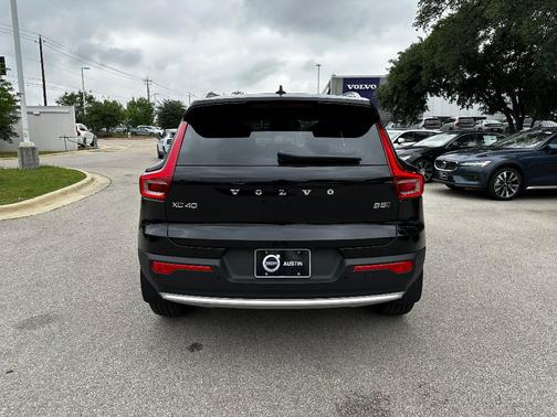 2025 Volvo XC40 B5 Ultra Bright Theme