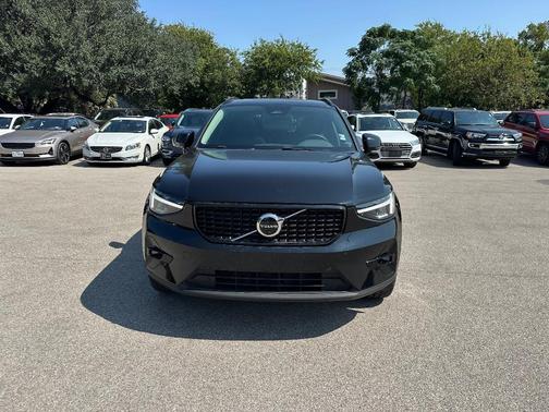 2025 Volvo XC40 B5 Plus Dark Theme