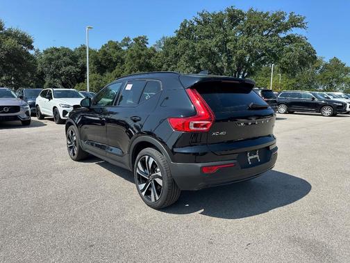 2025 Volvo XC40 B5 Plus Dark Theme
